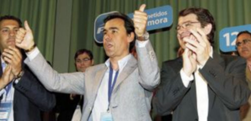 El PP de Soria, Salamanca, Zamora y León respalda a sus candidatos 1 Martínez Maillo (c) celebra su victoria acompañado del secretario autonómico del PP