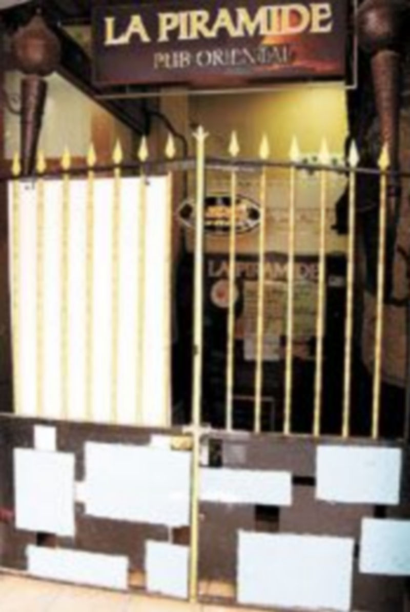 Entrada del pub ‘La Pirámide’ de Alicante donde fue asesinada la joven. / Efe