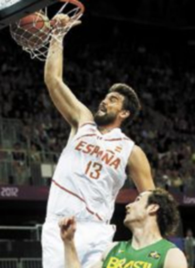 Canasta de Marc Gasol ante el brasileño Huertas. / Reuters