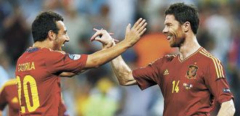 Cazorla y Xabi Alonso festejan una de las victorias en la pasada Eurocopa celebrada Ucrania y Polonia. / Reuters
