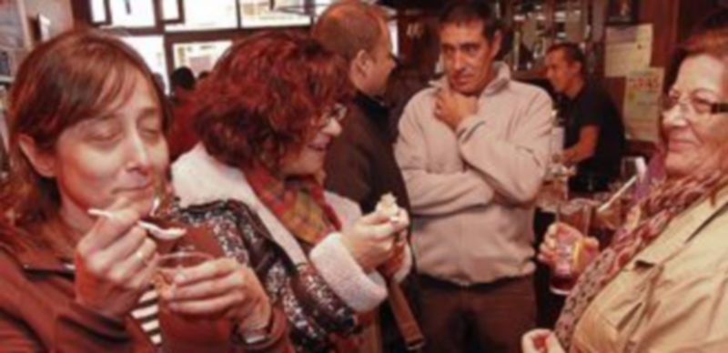 A lo largo de toda la jornada de ayer y ya desde el viernes vecinos y visitantes están teniendo la ocasión de degustar alguna de las 17 tapas participantes en el concurso.