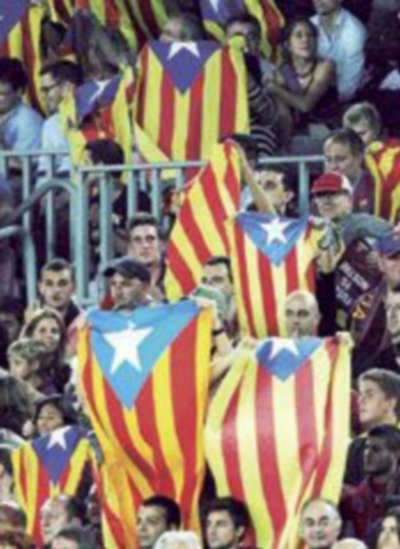 La reivindicación secesionista llegó incluso al partido entre Barça y Madrid. / Reuters