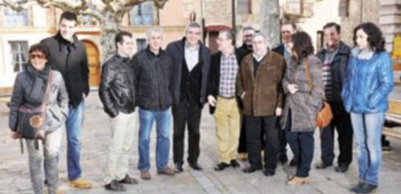 Julio Villarrubia participa en una reunión de trabajo con alcaldes de la comarca de Oña (Burgos). / Ical