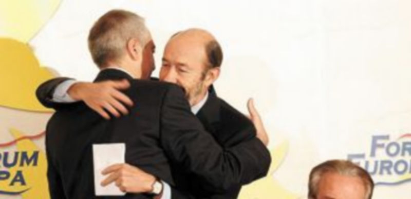 Alfredo Pérez Rubalcaba y Pere Navarro (i) están intentando solventar la crisis interna desde el pasado lunes. / Europa Press