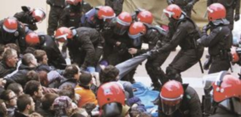 La Policía vasca tuvo que emplearse a fondo para desalojar a los cientos de ‘abertzales’ que habían tomado el Boulevard de la capital donostiarra. / Efe