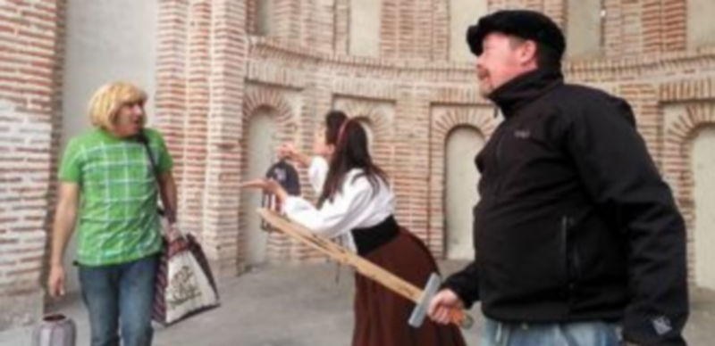 Los actores durante uno de los último ensayos de la ruta en el ábside de Santiago . / El Adelantado