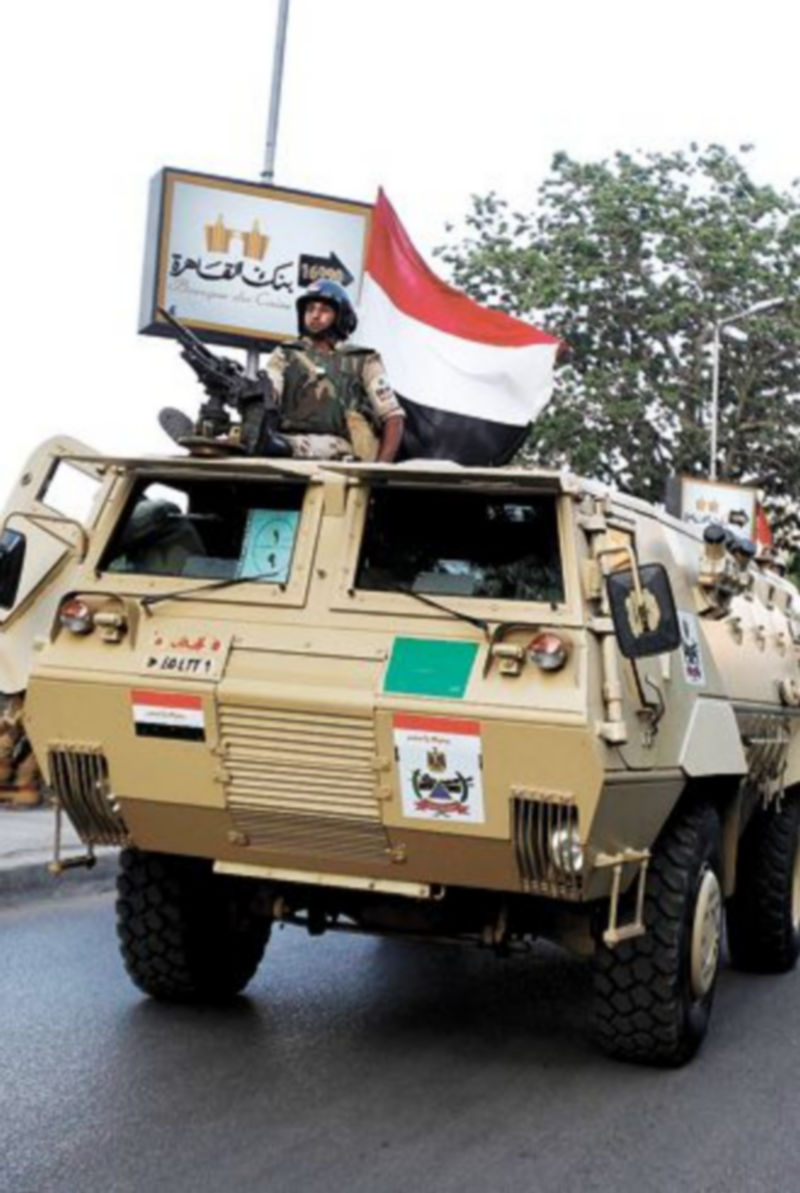 Los tanques se despliegan por todo El Cairo. / Reuters