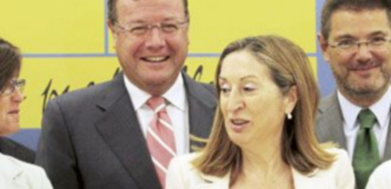 Un registro permitirá conocer las viviendas protegidas sin uso 1 El consejero Antonio Silván bromea con la ministra de Fomento