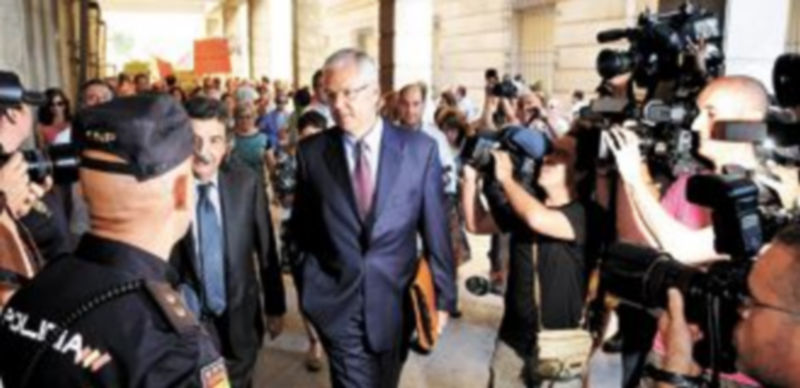 Manuel Gómez (c) fue interventor del Ejecutivo sureño entre 2000 y 2010 y se sentará en el banquillo junto a otros 19 altos cargos de la comunidad. / Efe