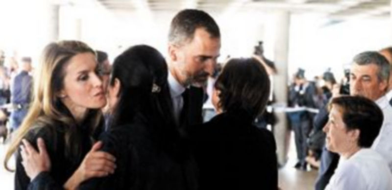Los Príncipes de Asturias saludan a familiares de algunos de los heridos del siniestro que se encuentran ingresados en el Hospital Clínico de Santiago. / Efe