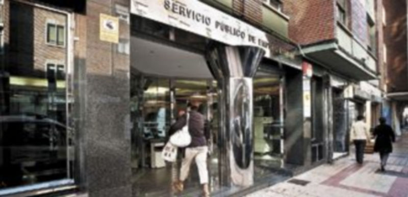 Expertos economistas apuestan por simplificar los contratos laborales para acabar con el desempleo en España. / Patricia