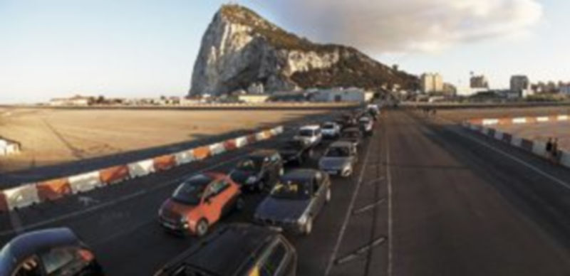 Las colas volvieron a protagonizar ayer el paso de la frontera entre España y Gibraltar. / Reuters