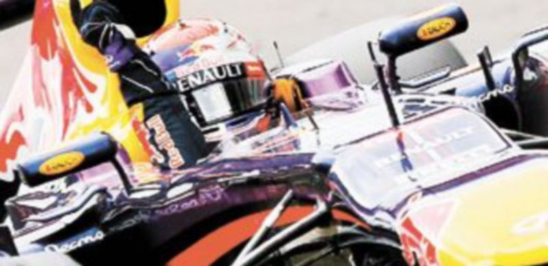 El piloto alemán Sebastian Vettel apunta con su mano ser el ‘número uno’ tras ganar en el circuito surcoreano de Yeongam. / Efe