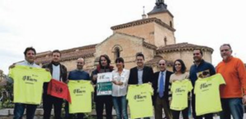 Organizadores y responsables de varias empresas colaboradoras posan con la camiseta y la toalla oficial. / J.M.