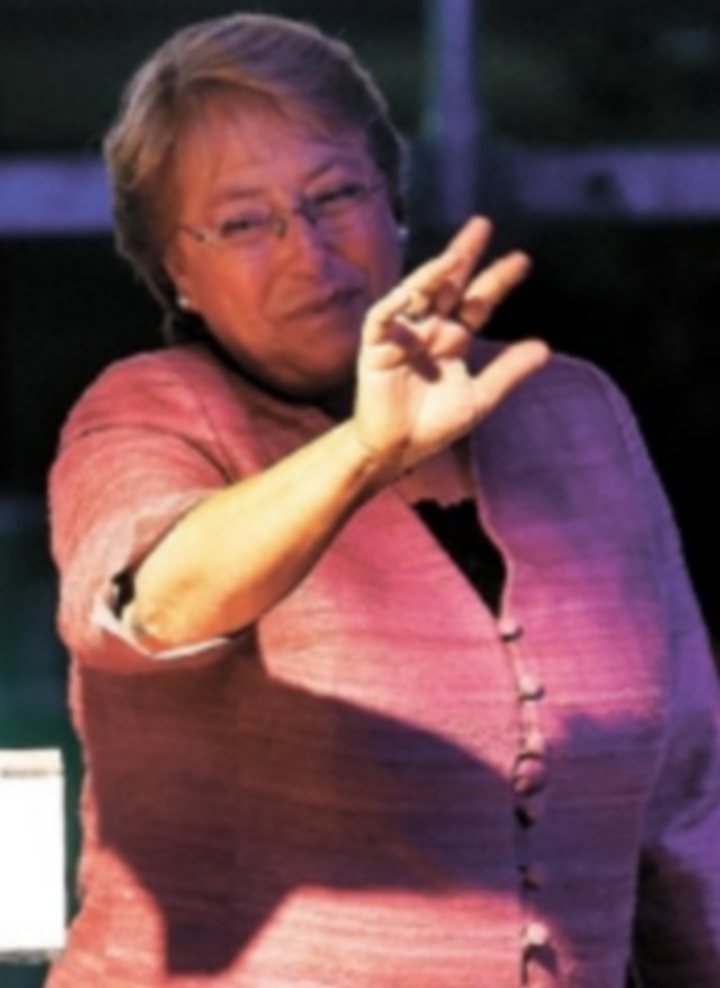 Michelle Bachelet saluda a sus seguidores tras conocer los resultados. / Efe