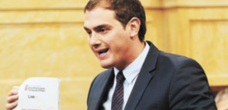 El dirigente de C’s muestra en el ‘Parlament’ un presunto ‘dossier’ procedente del Gobierno autonómico. / Efe