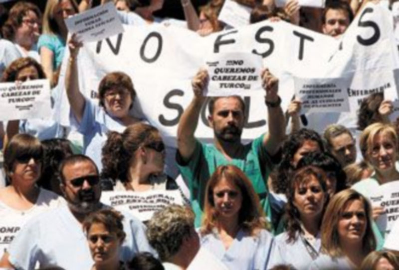 Concentración de enfermeros en el Hospital Gregorio Marañón en apoyo a la enfermera que causó la muerte de Rayán. / EFE