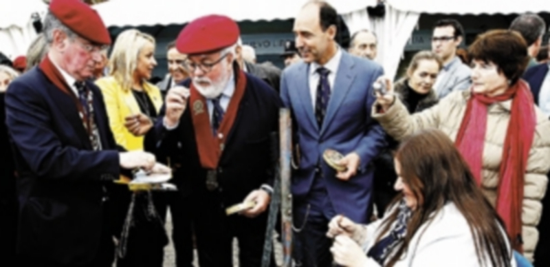 El exministro degustó unas anchoas en Santoña