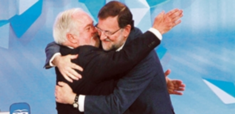 El presidente del Gobierno y el candidato a las europeas del PP se funden en un abrazo en el acto de ayer de Barcelona. / Efe