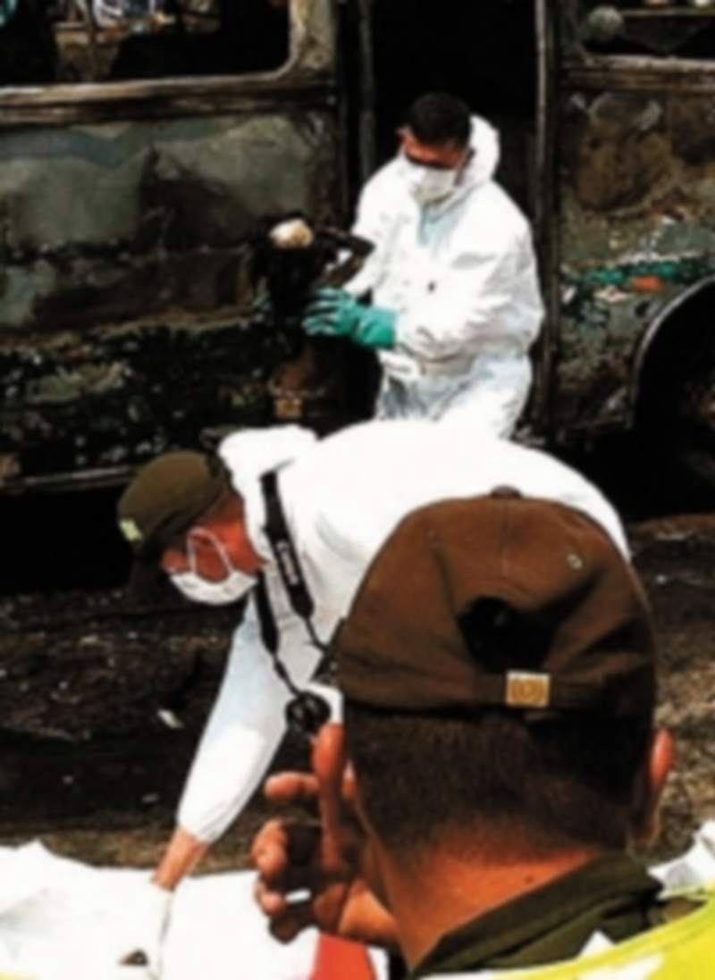 Los investigadores recogen muestras.