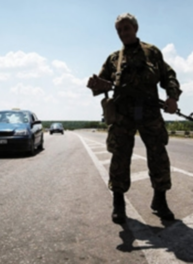 Un miliciano prorruso vigila la entrada a la ciudad de Lugansk. / Reuters