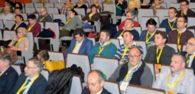 Imagen de un grupo de veterinarios participantes en el Foro Anpevi celebrado durante dos días en Segovia. / Kamarero