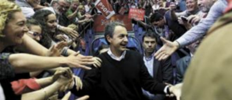 El líder de los socialistas fue recibido en Murcia por decenas de seguidores