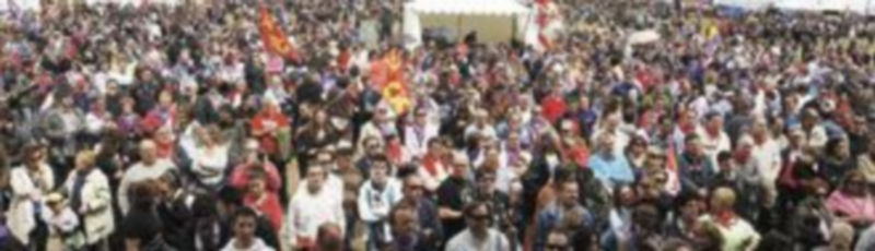 Cientos de personas se congregaron en torno al escenario a las 13 horas para escuchar la lectura del manifiesto acordado por partidos políticos y agentes económicos y sociales. /Ical