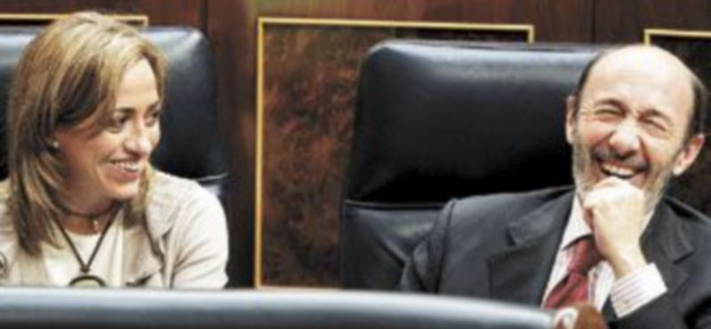 Carme Chacón y Alfredo Pérez Rubalcaba no han querido enseñar sus cartas y aún no han revelado su intención de ser candidatos a las generales de 2012. / Efe