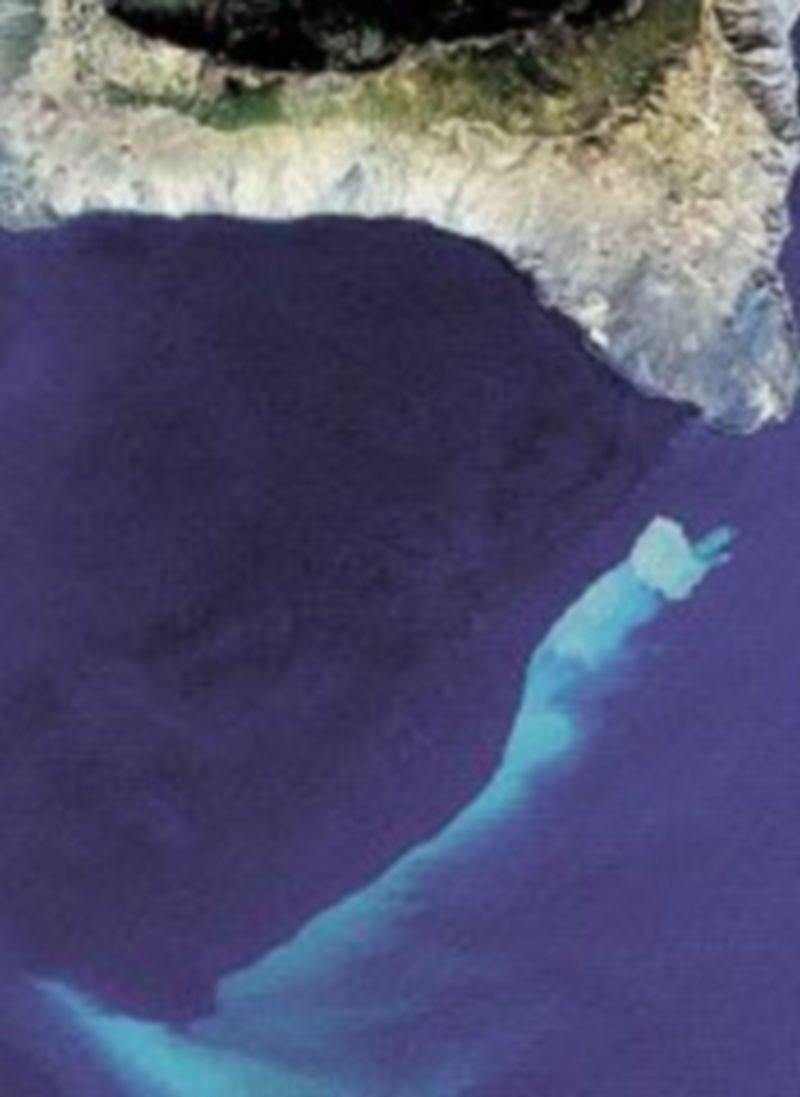 Mancha del volcán en el mar.