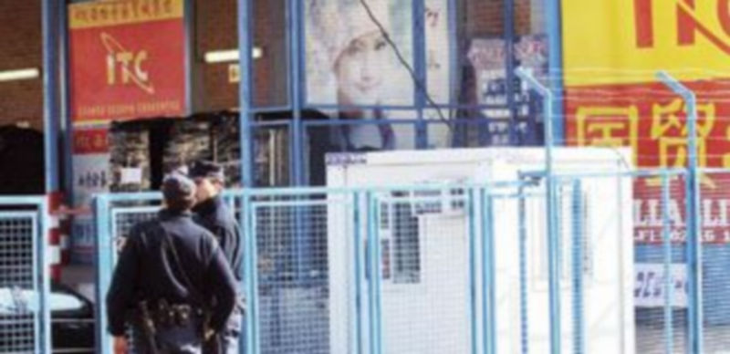 Los agentes custodian uno de los accesos al polígono de Cobo Calleja