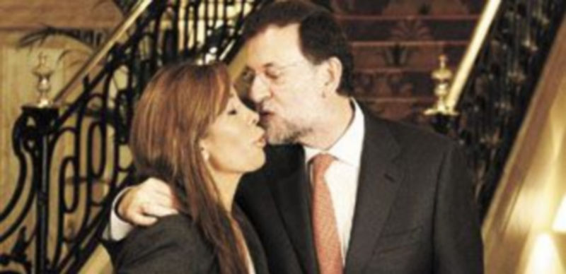 El jefe del Ejecutivo central besa a la candidata del PP en Cataluña