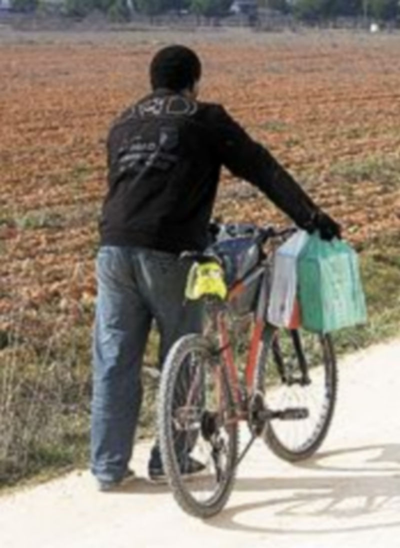 Un inmigrante con bolsas de compra.