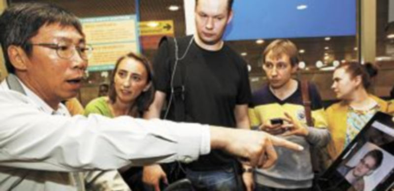 El interés por Snowden ha ido creciendo entre los pasajeros que aterrizan en el aeropuerto de Shermetyevo. / Reuters