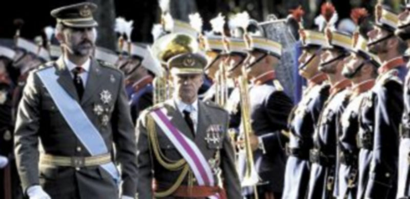 El Heredero de la Corona pasa revista a las tropas a su llegada a la Plaza de Neptuno en el día grande de las Fuerzas Armadas y de la Hispanidad. / Efe