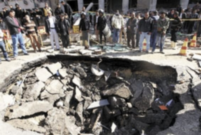 La fuerza del estallido de la bomba frente a la Dirección de Seguridad de la Policía en El Cairo dejó un cráter en el suelo de grandes dimensiones. / Reuters