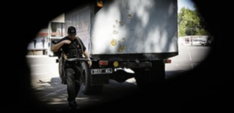 Un militar ucraniano vigila los límites territoriales con su país vecino. / Reuters