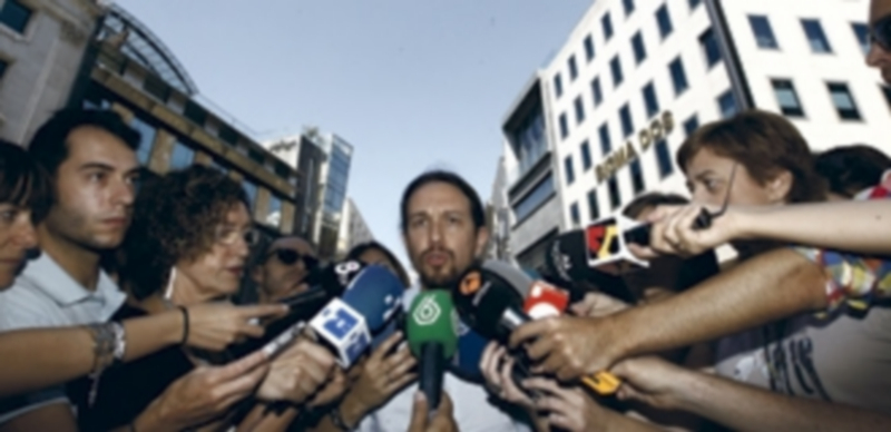 Pablo Iglesias atendiendo a los medios de comunicación que le siguen. / EP