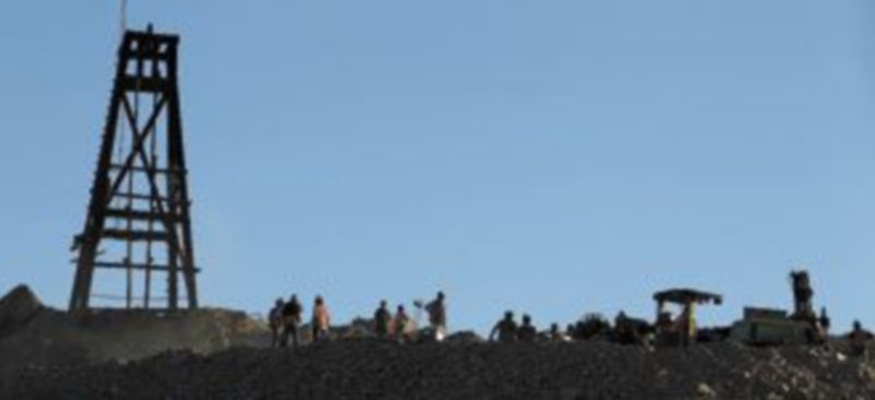 Las máquinas están trabajando duramente estos días para terminar el conducto que ponga en libertad a los 33 mineros. / EFE