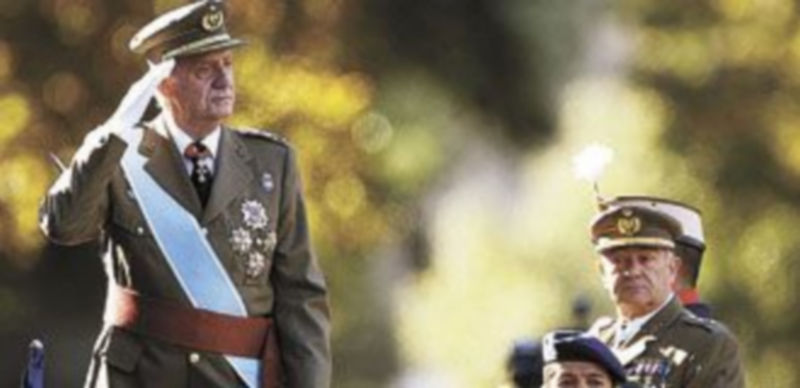 Tropas formadas ante el palco de autoridades del desfile militar