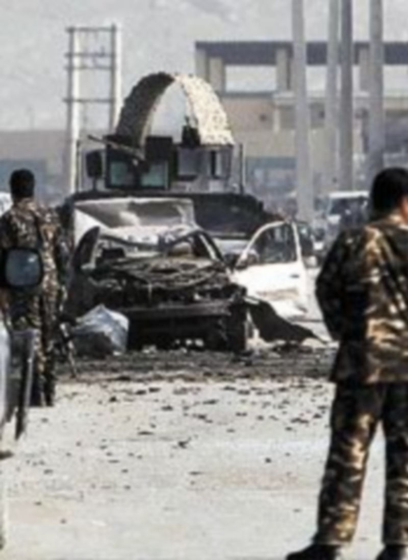 El coche bomba quedó destrozado.