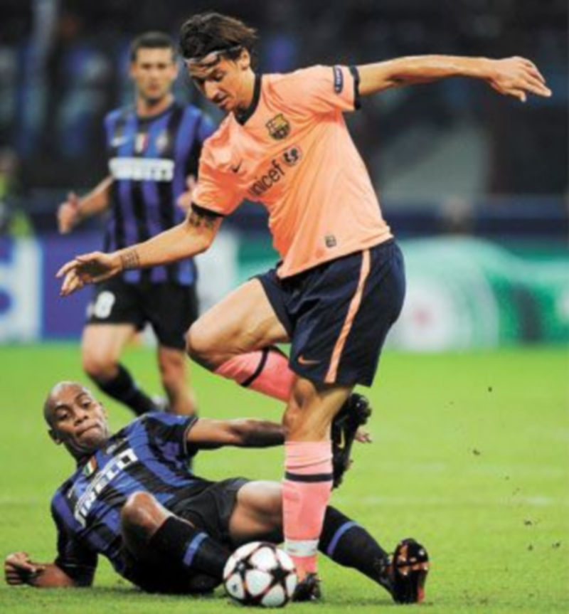 Ibrahimovic lucha por superar al brasileño Maicon. / EFE