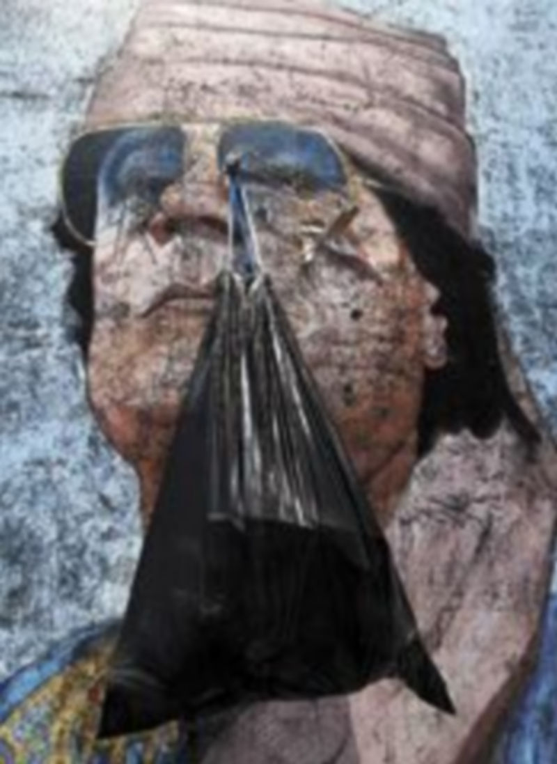 Los murales con imágenes del excoronel fueron destruidos en Libia. / Reuters