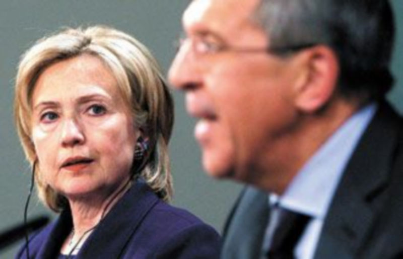 Hillary Clinton se reunió ayer en Moscú con Serguéi Lavrov. /POOL