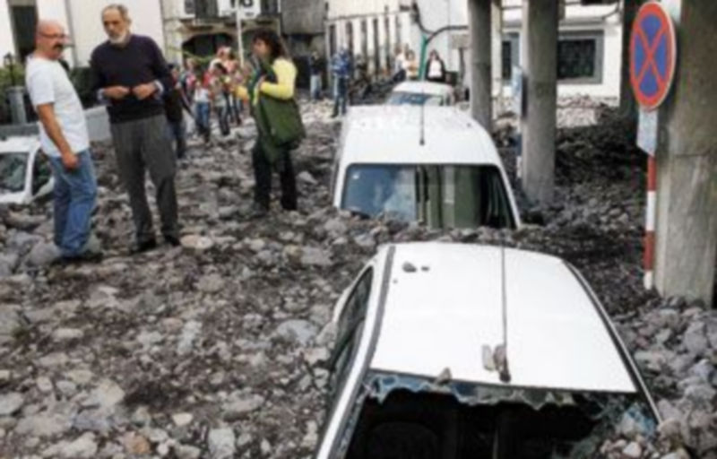Cientos de coches quedaron enterrados bajo las piedras y el barro que arrastró la riada. /reuters