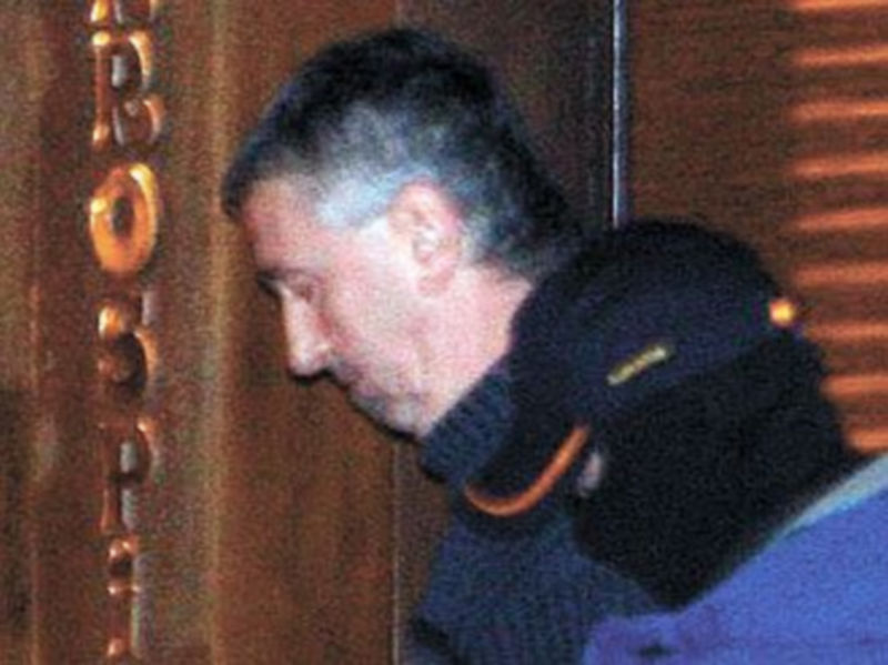 Un agente de las Fuerzas de Seguridad conduce a Olano. /EFE