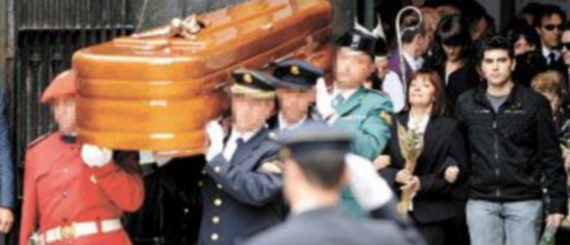 La viuda acompaña el féretro con los restos mortales del inspector de Policía Antonio Eduardo Puelles. / miguel toña (efe)