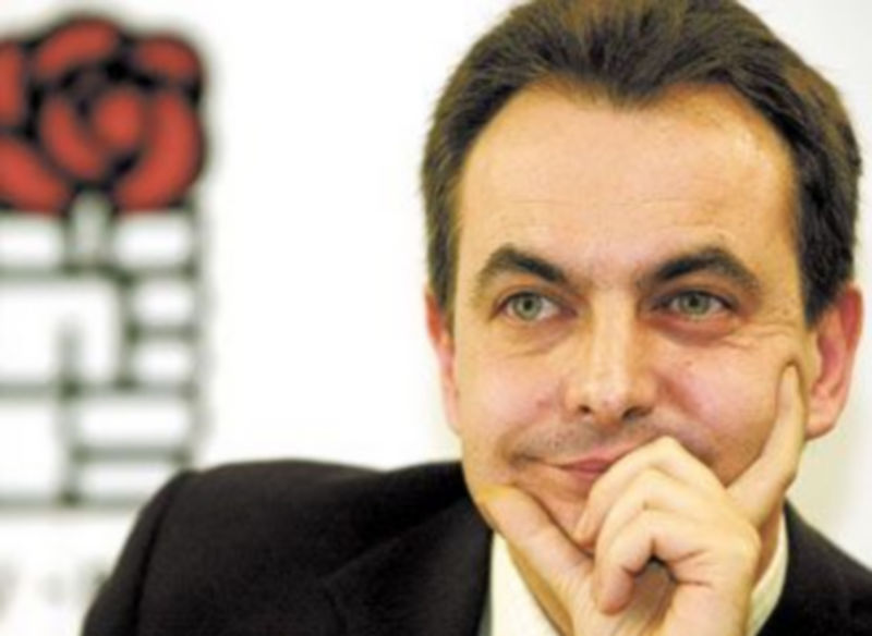 Un sonriente Zapatero decidió presentarse a liderar el PSOE tras la grave crisis desatada con el hundimiento del partido en las elecciones generales de ese año. / EFE