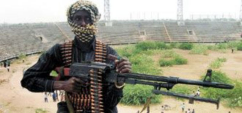 Un miliciano al servicio de los tribunales islámicos monta guardia en un estadio de Mogadiscio (Somalia). / efe