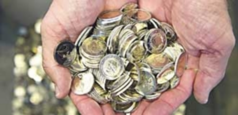 Este año se incluyen dos operaciones nuevas: el extracoste por la energía y la devolución de la paga extra de 2012. / EFE